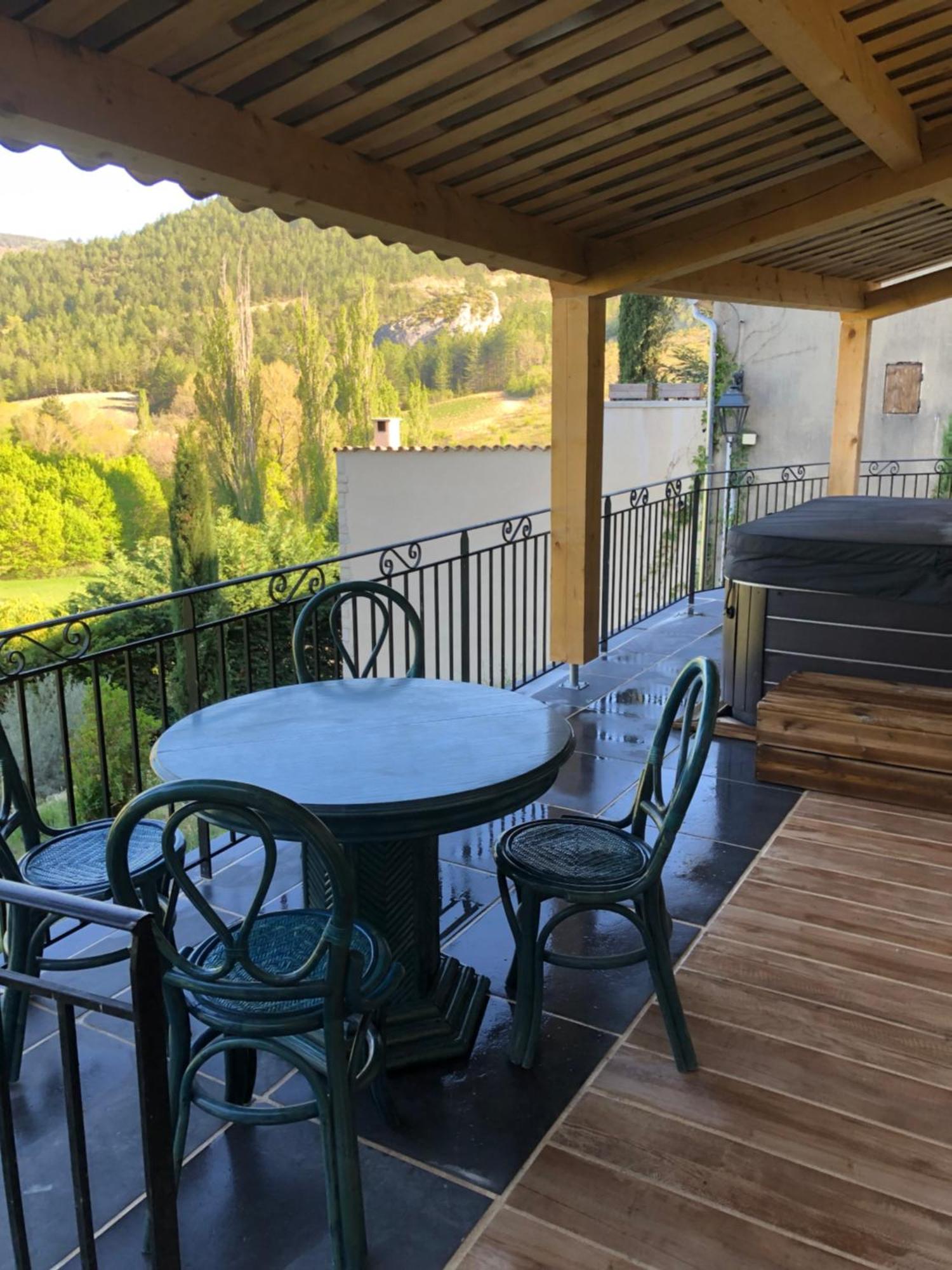 Hotel L'Oustau De La Font Reilhanette Bagian luar foto