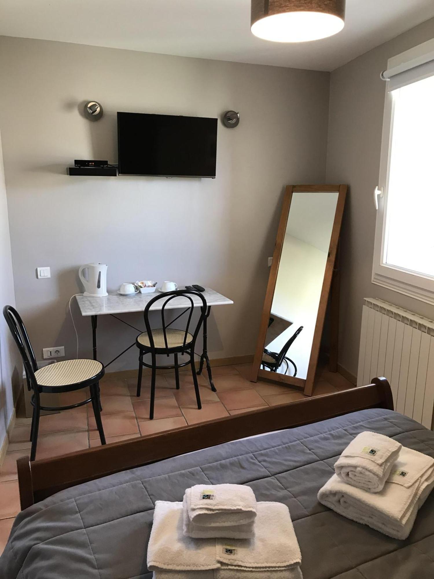 Hotel L'Oustau De La Font Reilhanette Ruang foto